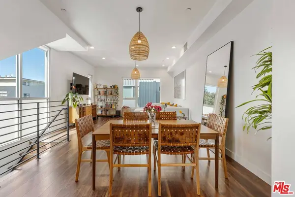 6024 W Beachwood Ln, Los Angeles, CA 90038