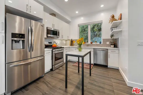 6024 W Beachwood Ln, Los Angeles, CA 90038