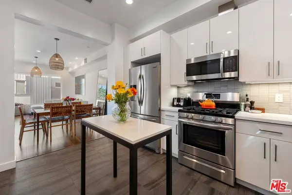 6024 W Beachwood Ln, Los Angeles, CA 90038