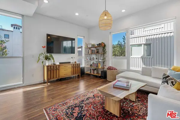 6024 W Beachwood Ln, Los Angeles, CA 90038