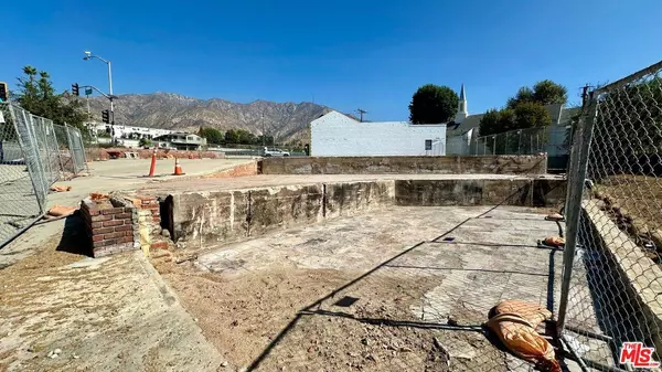 912 E Altadena Dr, Altadena, CA 91001