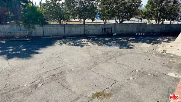 912 E Altadena Dr, Altadena, CA 91001