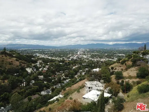 3800 N Oakfield Dr, Sherman Oaks, CA 91423