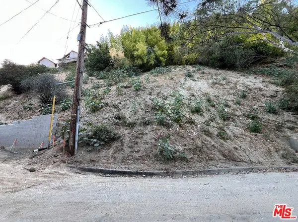3947 N Hopevale Dr, Sherman Oaks, CA 91403