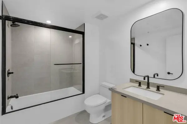 1825 N New Hampshire AVE, Los Angeles, CA 90027