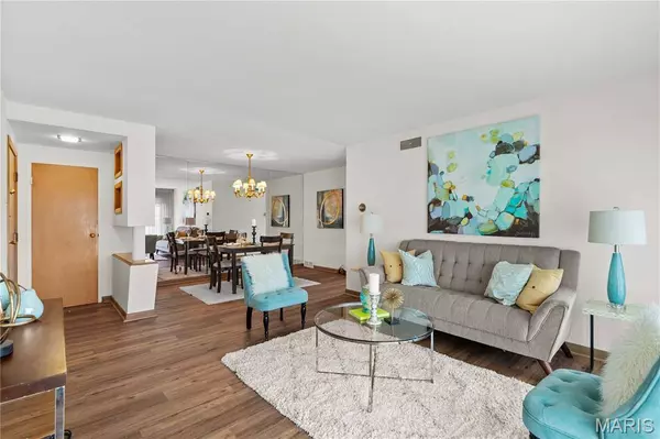 4 Delcrest CT #104, University City, MO 63124