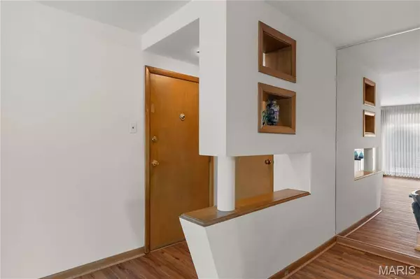 4 Delcrest CT #104, University City, MO 63124