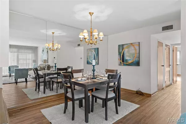 4 Delcrest CT #104, University City, MO 63124