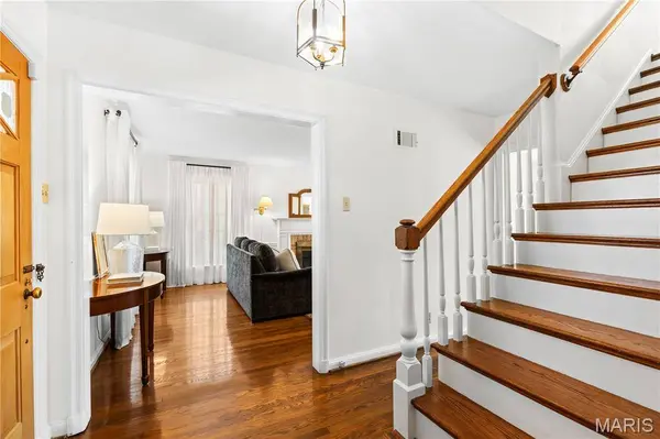 9244 Old Bonhomme RD, Olivette, MO 63132