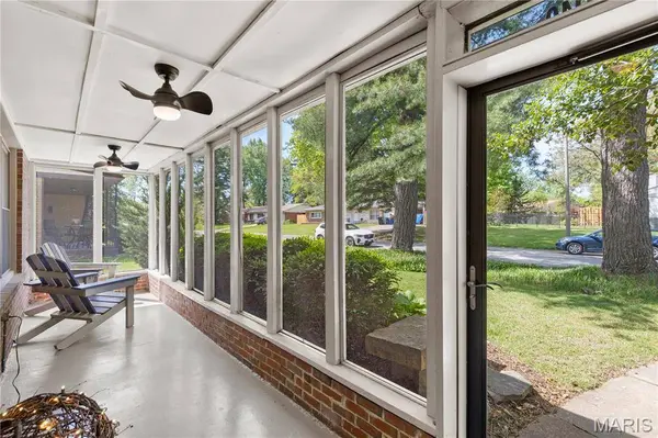 1140 E Parkedge LN, University City, MO 63130