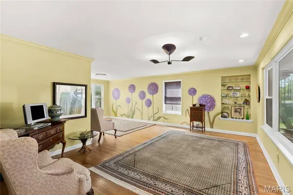 1140 E Parkedge LN, University City, MO 63130