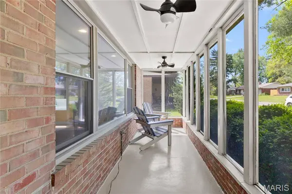 1140 E Parkedge LN, University City, MO 63130