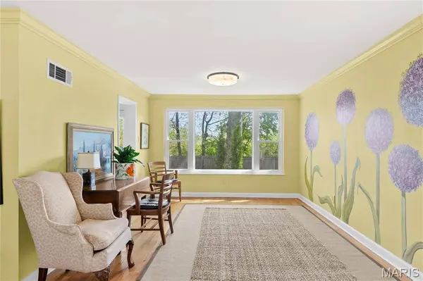 1140 E Parkedge LN, University City, MO 63130