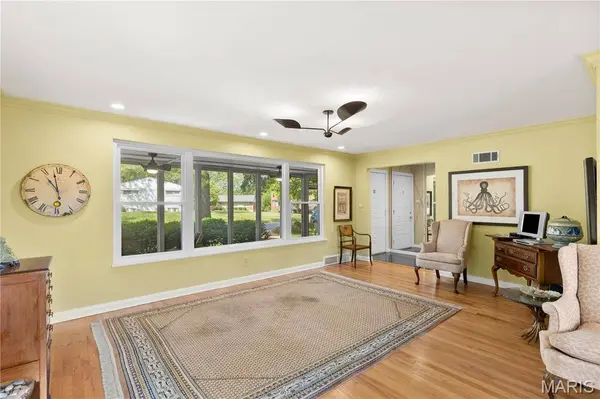 1140 E Parkedge LN, University City, MO 63130