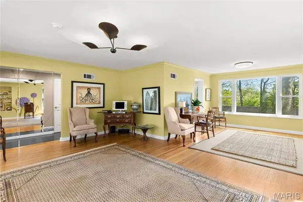 1140 E Parkedge LN, University City, MO 63130