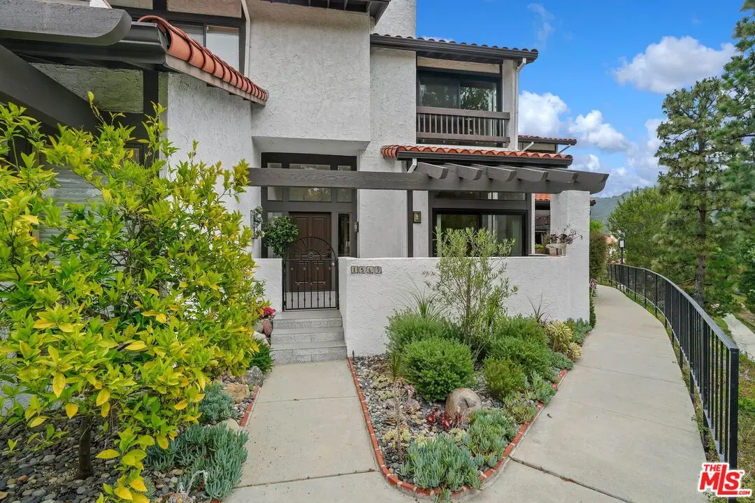 1569 W Michael Ln, Pacific Palisades, CA 90272-2025