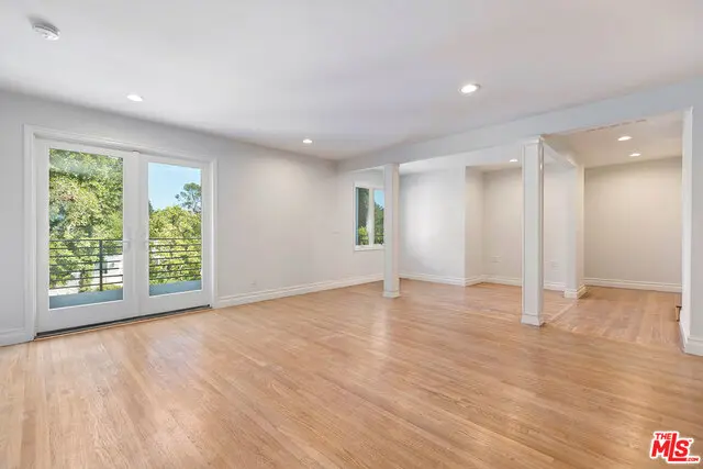 10511 Wyton Dr, Los Angeles, CA 90024-2529