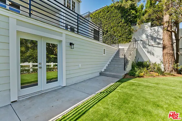 10511 Wyton Dr, Los Angeles, CA 90024-2529