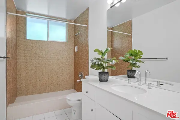 833 Moraga Dr #15, Los Angeles, CA 90049-1634