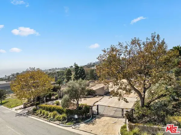 827 Lachman Ln, Pacific Palisades, CA 90272