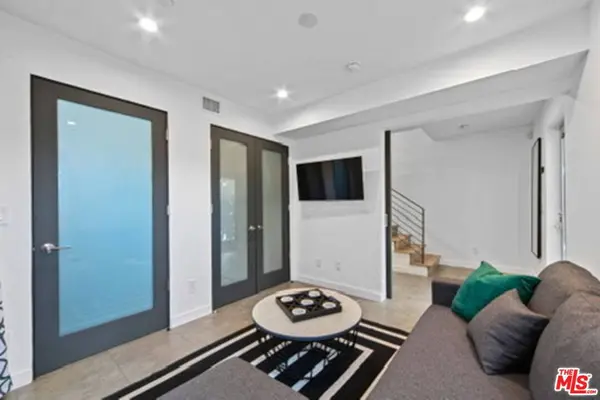 7198 Formosa Fusion Ct, Los Angeles, CA 90046