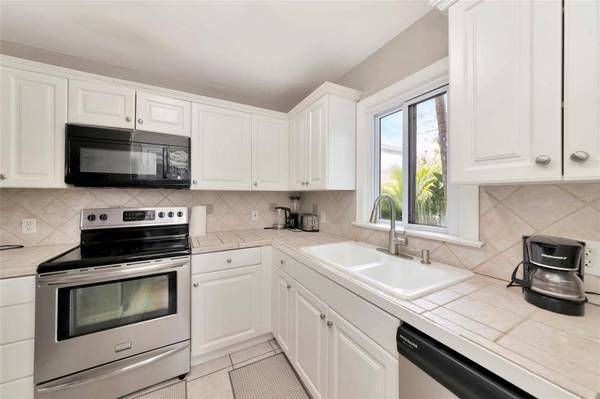 1712 SIESTA DR, Sarasota, FL 34239
