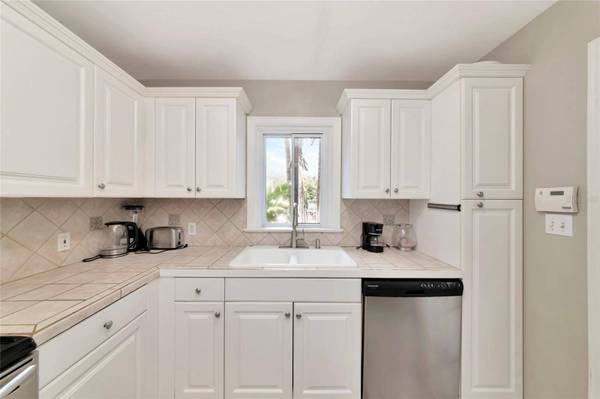 1712 SIESTA DR, Sarasota, FL 34239