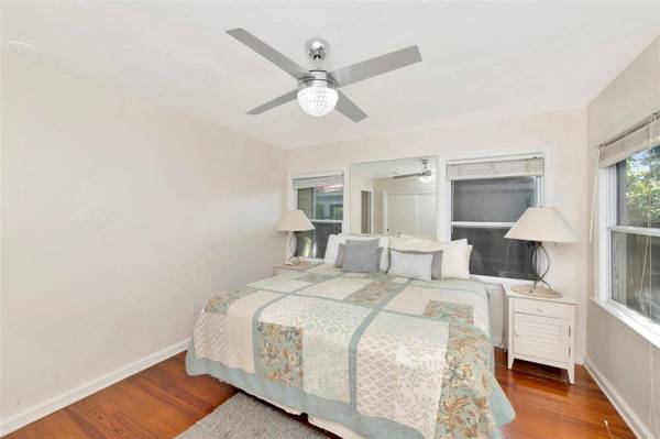 1712 SIESTA DR, Sarasota, FL 34239