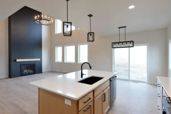 6914 3rd ST NW, Moorhead, MN 56560