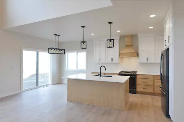 6914 3rd ST NW, Moorhead, MN 56560