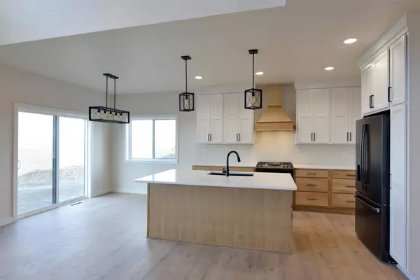 6914 3rd ST NW, Moorhead, MN 56560