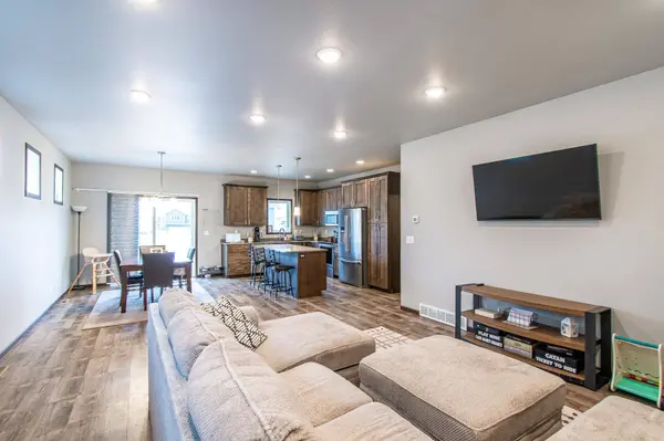 789 Albert DR W, West Fargo, ND 58078