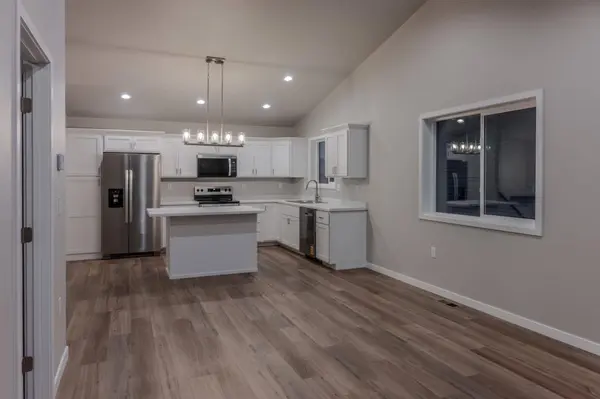 1135 Jill DR W, West Fargo, ND 58078