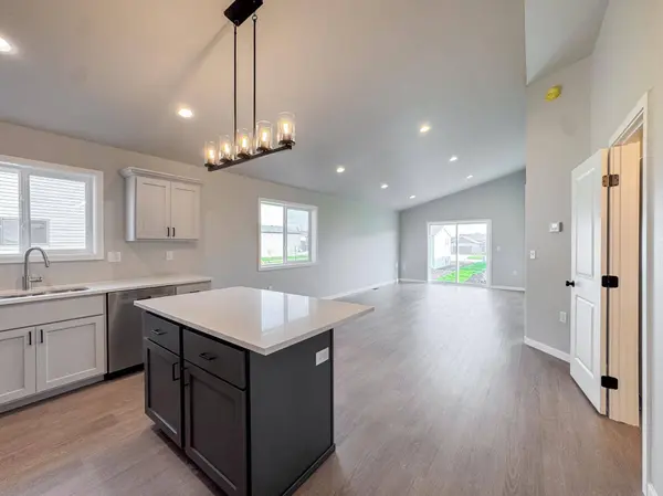 1123 Jill DR W, West Fargo, ND 58078