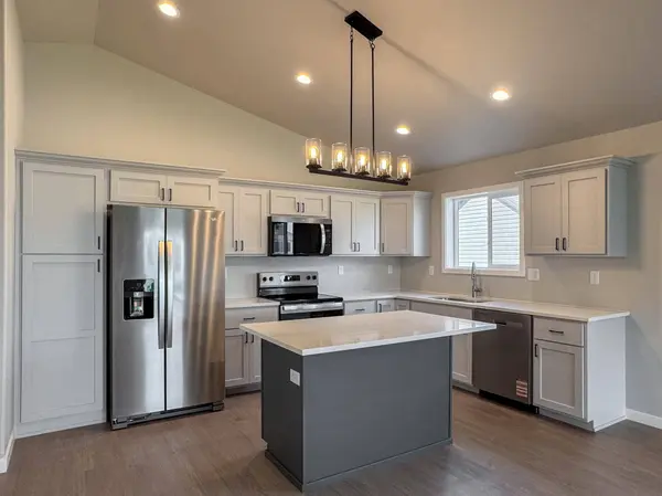 1123 Jill DR W, West Fargo, ND 58078