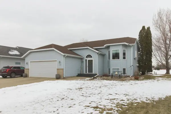 1727 37th AVE S, Fargo, ND 58104