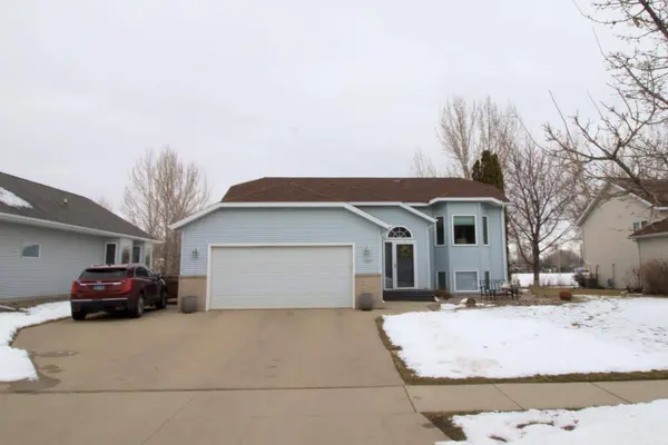 1727 37th AVE S, Fargo, ND 58104