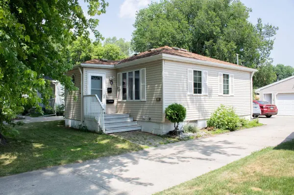 1522 13 1/2 ST S, Fargo, ND 58103