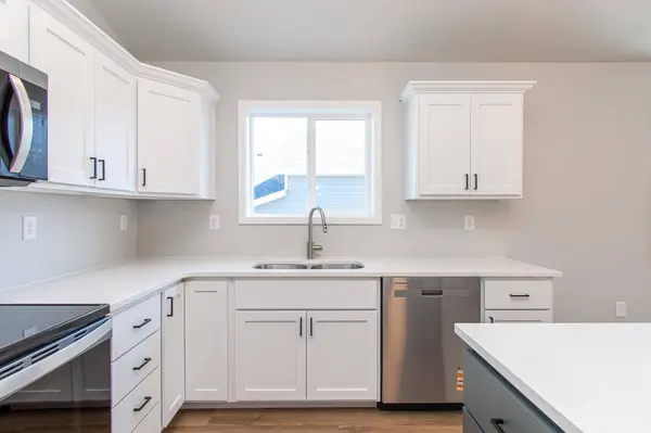 6796 Deer Creek Pkwy, Horace, ND 58104