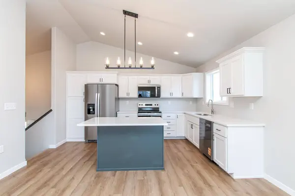 6796 Deer Creek Pkwy, Horace, ND 58104