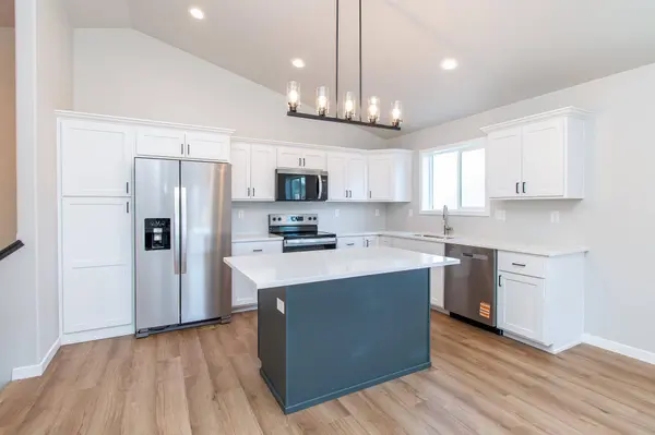 6796 Deer Creek Pkwy, Horace, ND 58104