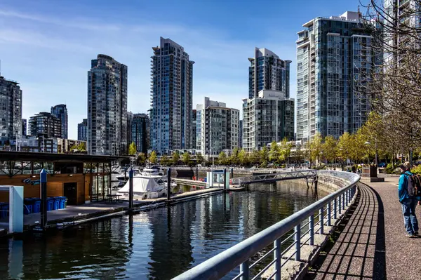 When Is the Best Time to Sell on the North Shore? Seasonal Patterns and Strategy