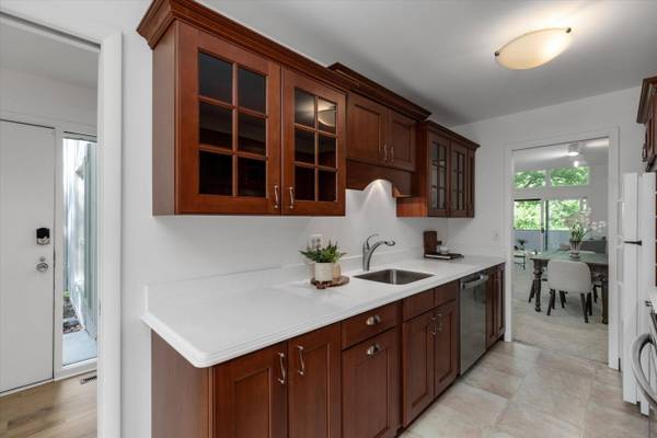 2112 Overlook Court, Ann Arbor, MI 48103