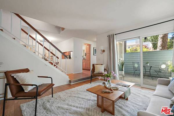 18411 Hatteras St #106, Tarzana, CA 91356