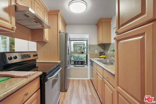 18411 Hatteras St #106, Tarzana, CA 91356