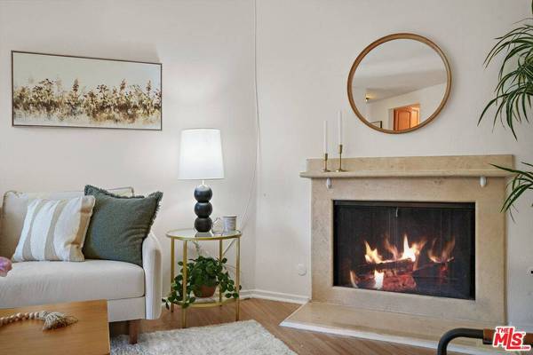 18411 Hatteras St #106, Tarzana, CA 91356