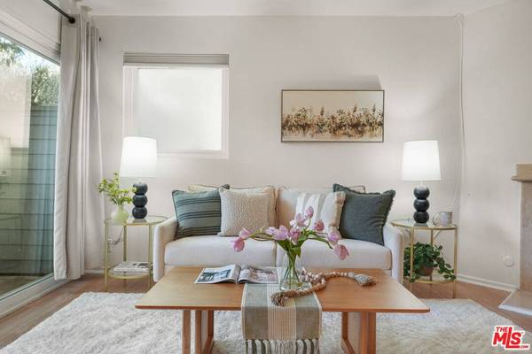 18411 Hatteras St #106, Tarzana, CA 91356