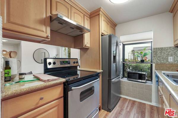 18411 Hatteras St #106, Tarzana, CA 91356