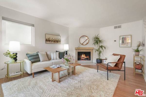 18411 Hatteras St #106, Tarzana, CA 91356