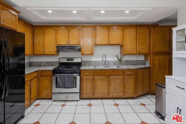 2822 S La Salle Ave, Los Angeles, CA 90018